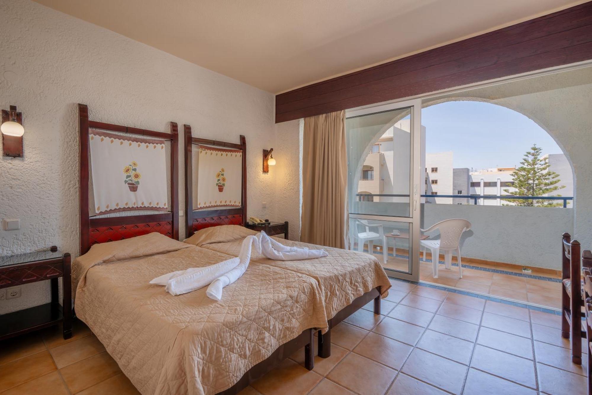 Lefkoniko Beach & Icarus Suite Apts Ретимно Екстериор снимка