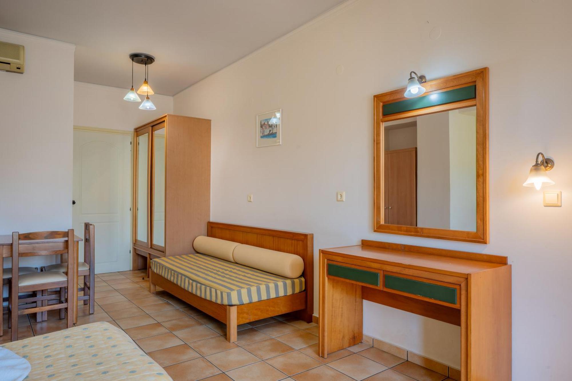 Lefkoniko Beach & Icarus Suite Apts Ретимно Екстериор снимка