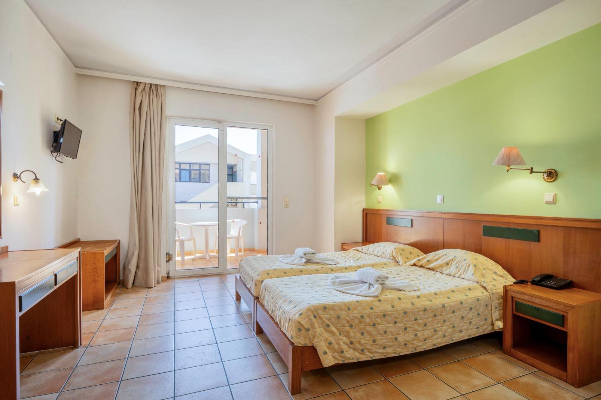 Lefkoniko Beach & Icarus Suite Apts Ретимно Екстериор снимка