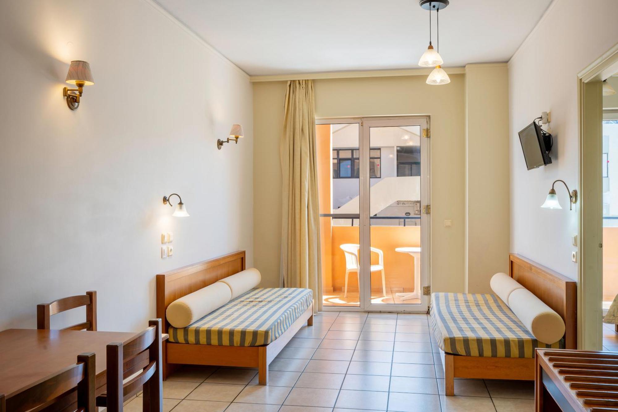 Lefkoniko Beach & Icarus Suite Apts Ретимно Екстериор снимка