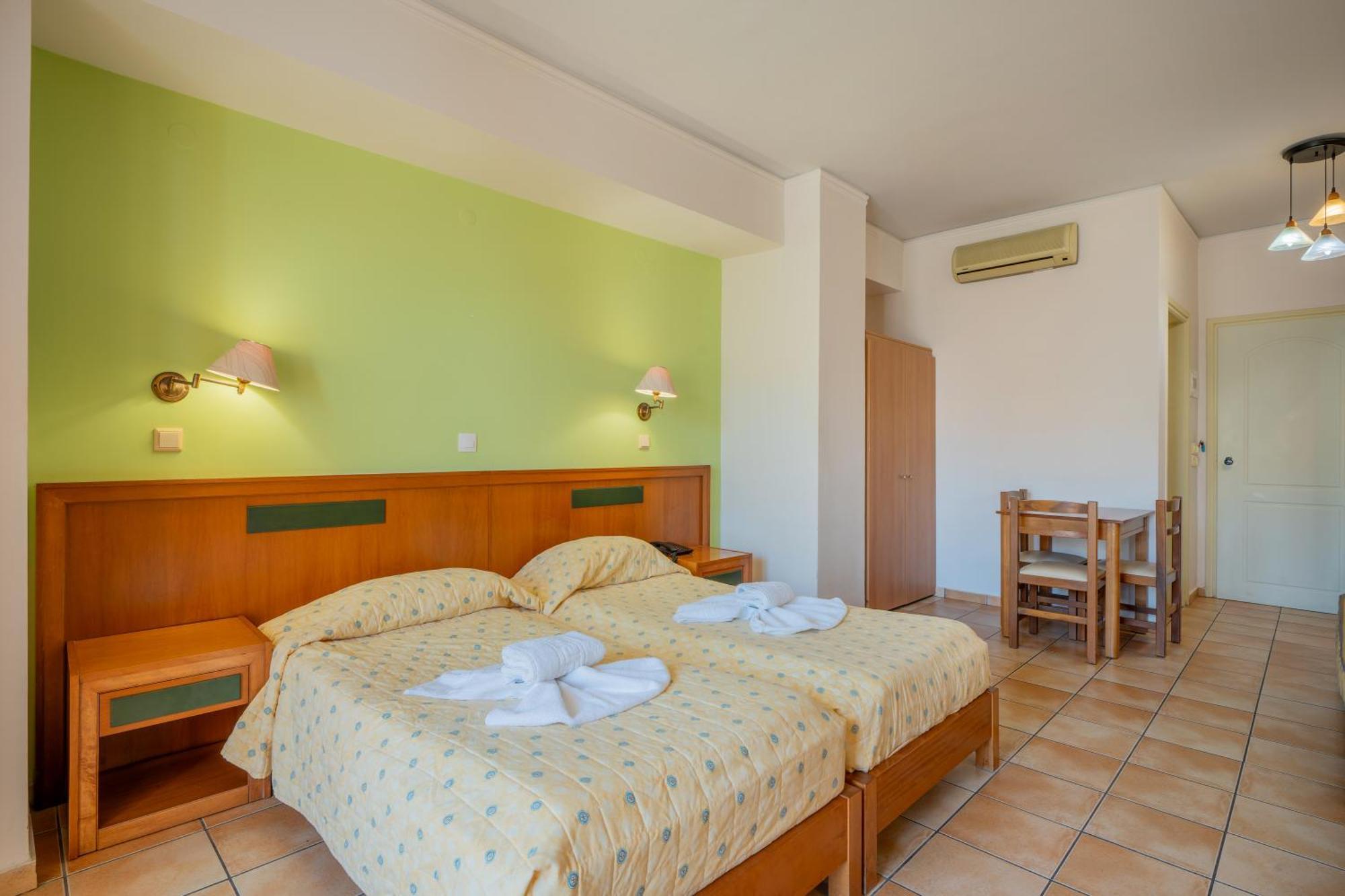 Lefkoniko Beach & Icarus Suite Apts Ретимно Екстериор снимка