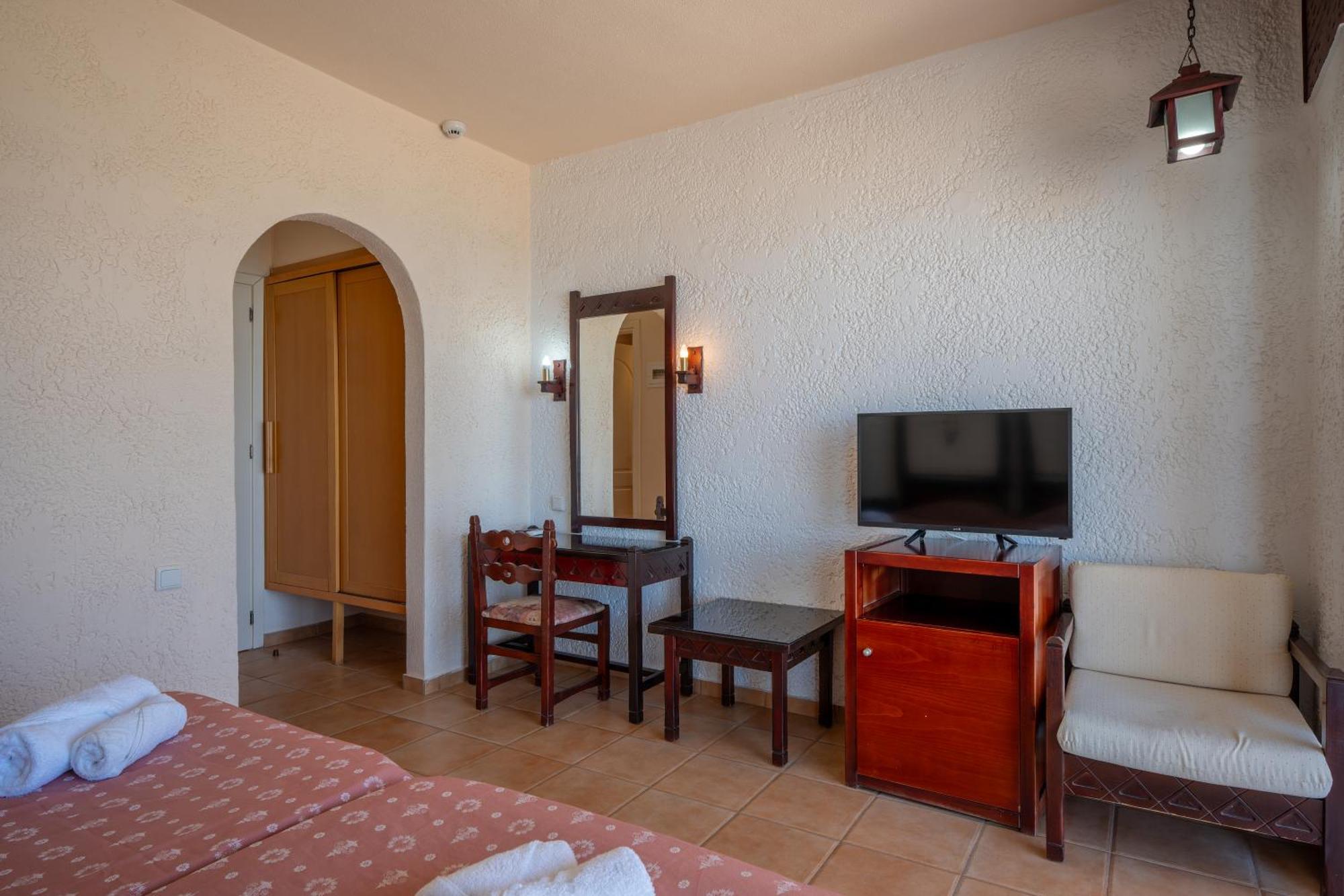 Lefkoniko Beach & Icarus Suite Apts Ретимно Екстериор снимка