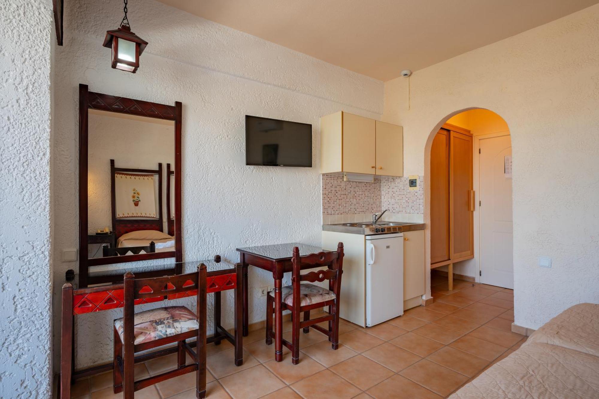 Lefkoniko Beach & Icarus Suite Apts Ретимно Екстериор снимка
