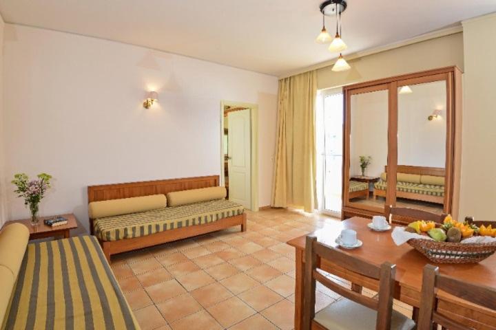 Lefkoniko Beach & Icarus Suite Apts Ретимно Екстериор снимка