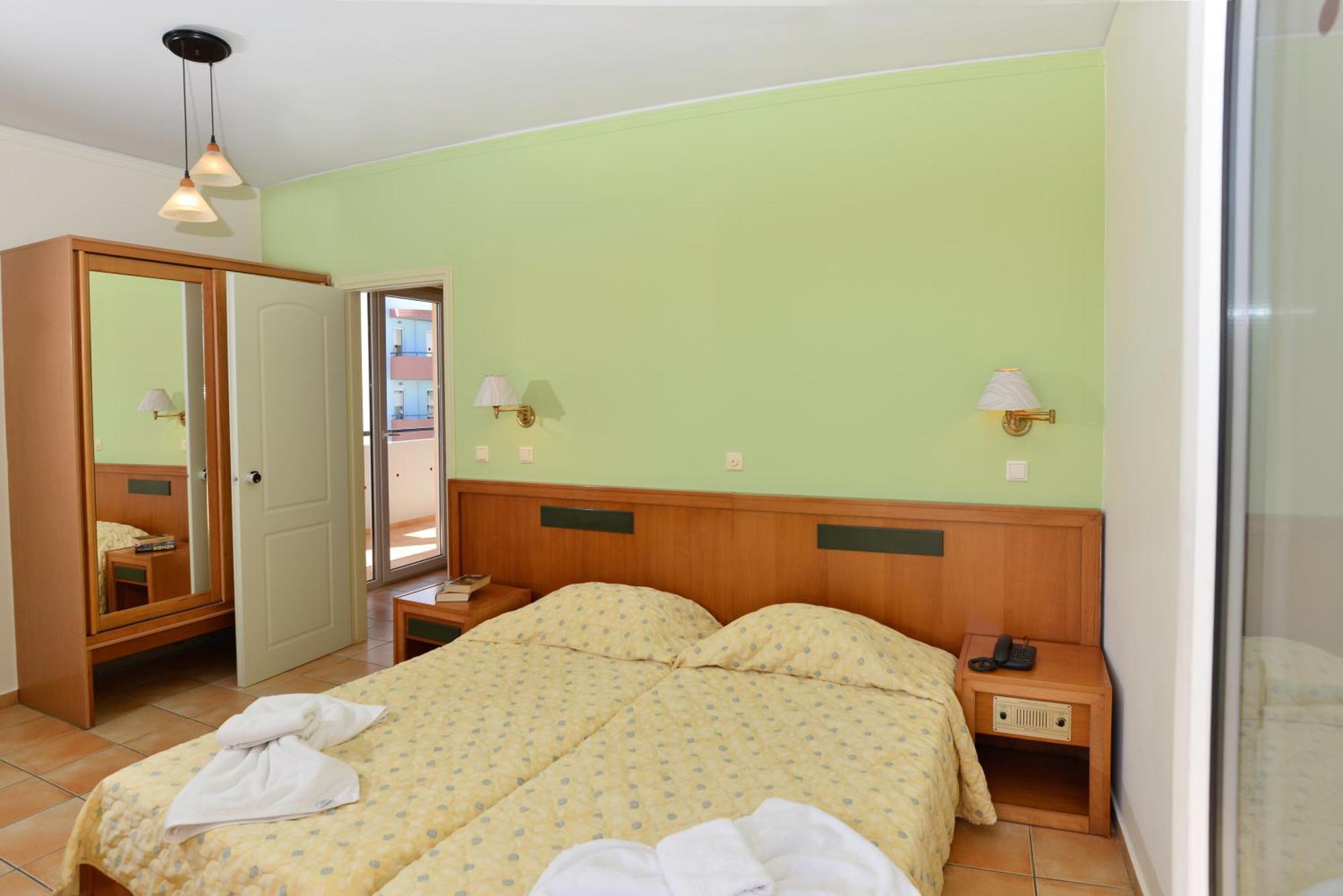 Lefkoniko Beach & Icarus Suite Apts Ретимно Екстериор снимка